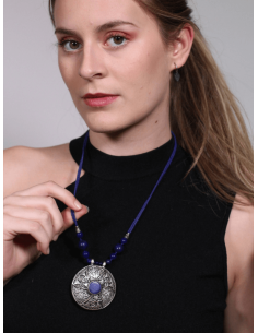 Collar Azul con Figura Circular Metálica 2