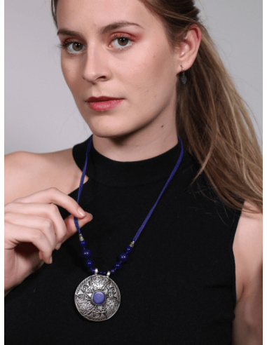 Collar Azul con Figura Circular Metálica