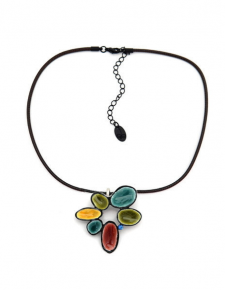 Collar Mujer Negro: Elegancia en Cadena Fina con Figuras de Resina