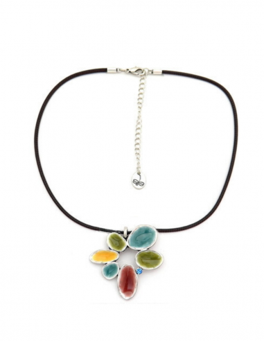 Collar Mujer Negro: Elegancia en Cadena Fina con Figuras de Resina