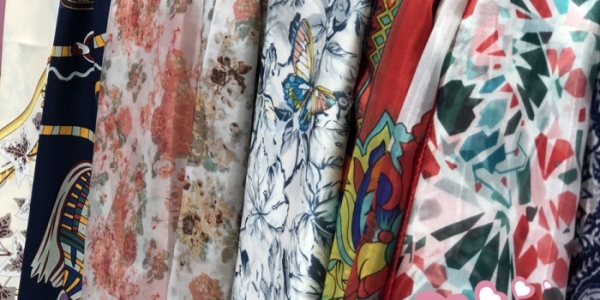 El pañuelo de seda, un complemento imprescindible para esta primavera-verano
